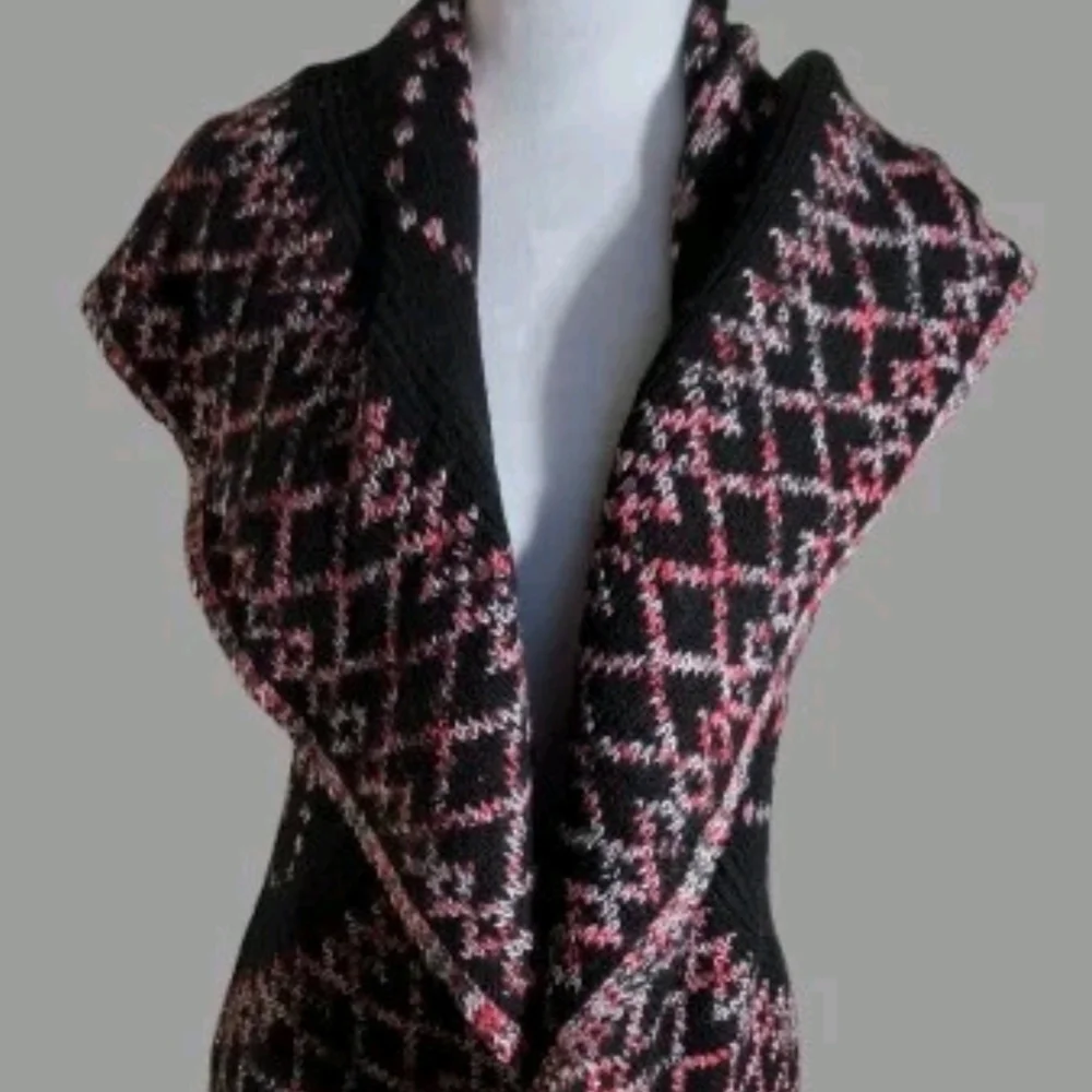 New Directions Black and Pink Geometric Sweater - Picture 5 of 10